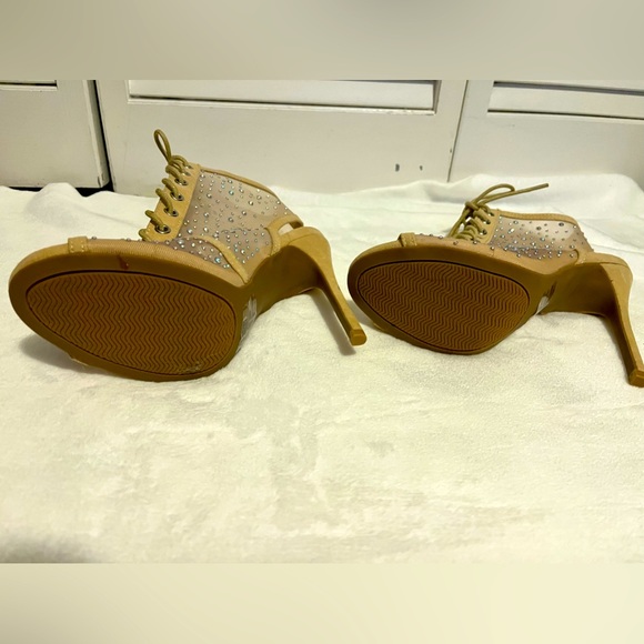 Cool Shoedazzle size 7 beige mesh rhinestone open toe booties NWOB - Picture 3 of 6